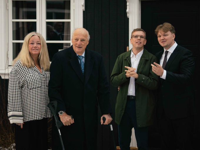 Kong Harald sammen med enken Bjørg og barna Odin Gjestvang Bolle og Håkon Gjestvang Bolle. Foto: Ola Vatn, Det kongelige hoff